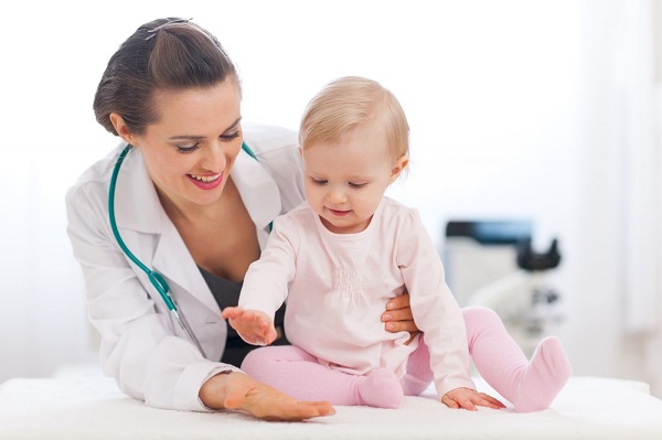 Cha mẹ có thể tham khảo bác sĩ thời điểm thích hợp cho trẻ ăn dặm (ảnh minh họa)