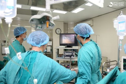 Với lợi thế về đội ngũ y bác sĩ giỏi, trang thiết bị y tế hiện đại, điều kiện cơ sở vật chất tốt, Bệnh viện Đa khoa Quốc tế Thu Cúc được rất nhiều người bệnh viêm phúc mạc ruột thừa lựa chọn phẫu thuật và điều trị.