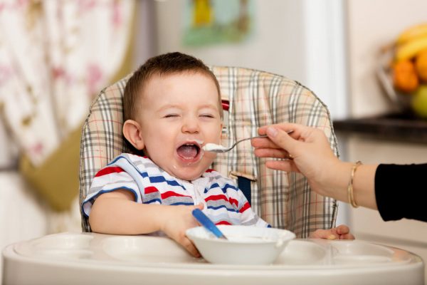 Dấu hiệu trẻ có thể ăn dặm