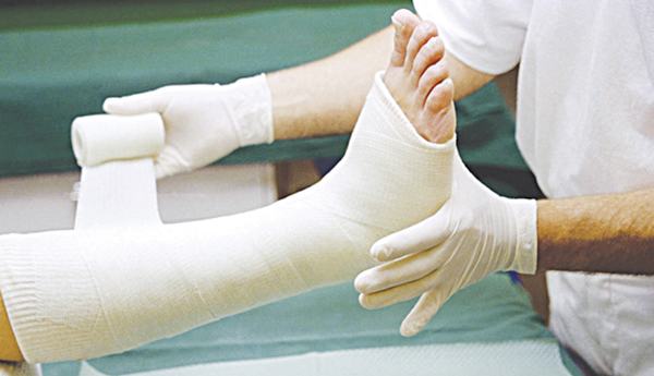 Người bệnh cần tới bác sĩ để được tư vấn phương pháp điều trị gãy xương chày phù hợp
