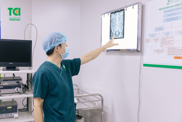 Tùy vị trí, kích thước của sỏi mà bác sĩ sẽ tư vấn biện pháp điều trị phù hợp