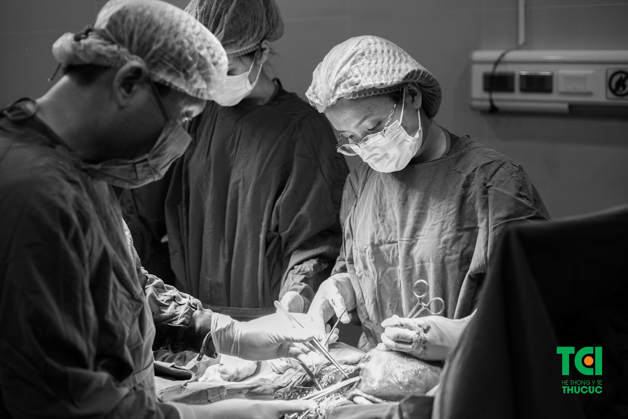 Ca phẫu thuật diễn ra thành công ngoài mong đợi, chỉ sau 3-5 phút một thiên thần vô cùng đáng yêu đã được đưa ra khỏi bụng mẹ