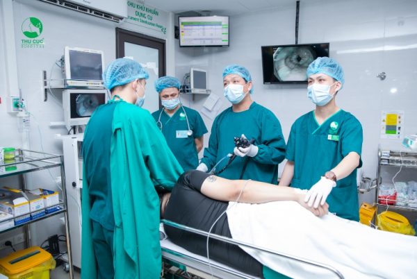 Diễn viên Minh Tiệp thực hiện nội soi tiêu hóa với các bước nội soi thực quản - dạ dày - đại trực tràng. Nhờ quá trình nội soi này mà <span style="font-weight: 400;">nam diễn viên phát hiện 3 polyp đại tràng và 3 polyp dạ dày</span>