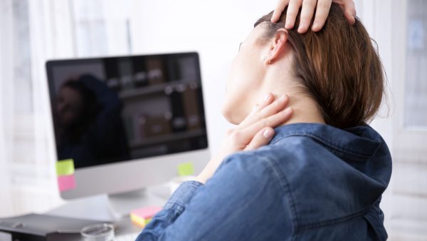 Làm việc nhiều giờ trước máy tính mà không có sự nghỉ ngơi, thư giãn hợp lý có thể gây nên đau cổ (ảnh minh họa)