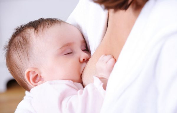 Cho bé bú thường xuyên (2-3 tiếng/lần), nếu bé ngủ quá nhiều hãy đánh thức và gọi bé dậy bú