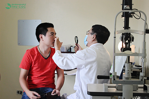 Thăm khám và điều trị ngay với bác sĩ chuyên khoa khi bị đau nhức hốc mắt để được chẩn đoán nguyên nhân, tư vấn cách điều trị kịp thời chấm dứt triệu chứng khó chịu này. 