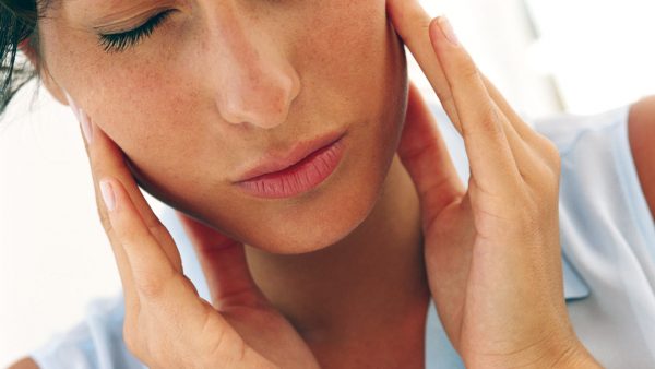 Đau quai hàm có thể dẫn đến đau cả khớp thái dương, toàn đầu, thậm chí còn ảnh hưởng đến những cơ quan lân cận gây ù tai, chóng mặt… (ảnh minh họa)