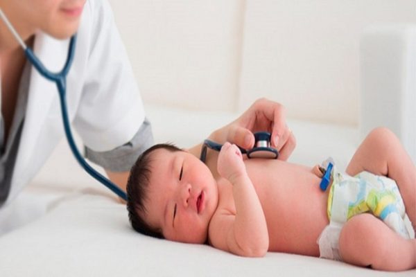 Trẻ sơ sinh bị trào ngược dạ dày thực quản kéo dài nên cho bé đi thăm khám với bác sĩ để tìm hiểu nguyên nhân và có biện pháp xử trí kịp thời. 