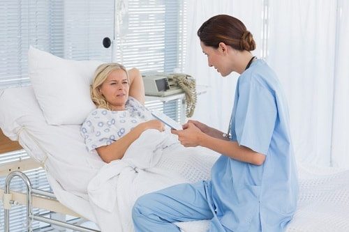 Trước khi xuất viện, người bệnh cũng được hướng dẫn cụ thể về việc chăm sóc và theo dõi vết thương Trước khi xuất viện, người bệnh cũng được hướng dẫn cụ thể về việc chăm sóc và theo dõi vết thương