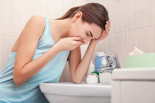 Người bệnh bị ngộ độc thực phẩm sẽ có triệu chứng đau bụng, buồn nôn, tiêu chảy...