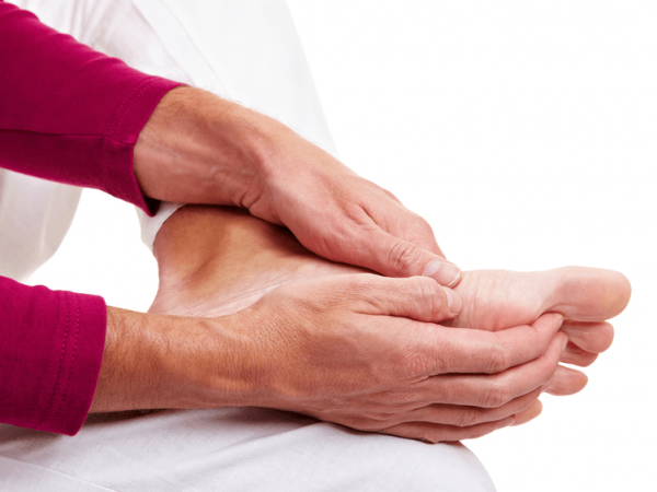 Thường xuyên bị tê mỏi chân có thể là biểu hiện của những bệnh lý về xương khớp (ảnh minh họa)