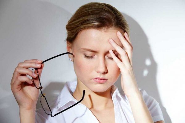Hoa mắt, chóng mặt, đau đầu, mệt mỏi là một trong những triệu chứng của tụt huyết áp (ảnh minh họa)