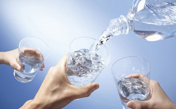 Uống nhiều nước đế phòng ngừa sỏi mật