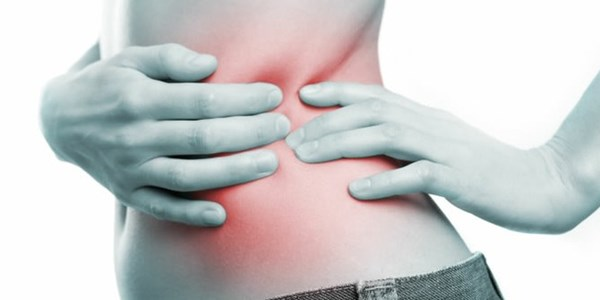 Sỏi thận nhóm đài dưới khi bị nhiễm khuẩn thì nước tiểu đục, bệnh nhân đau vùng thận và có khi kèm theo sốt.