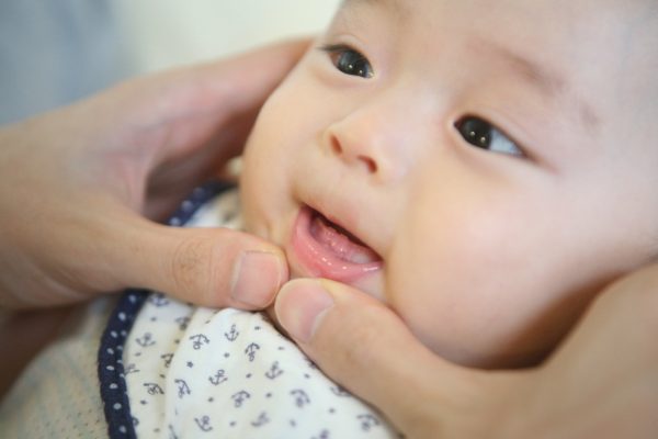 Những mẹo cần biết khi trẻ bị sốt mọc răng | TCI Hospital