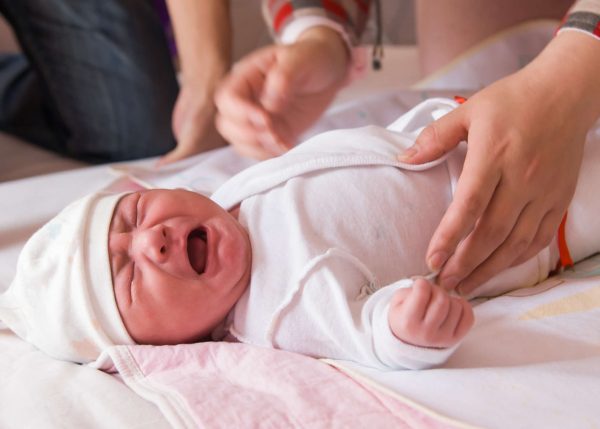 Trẻ quấy khóc, hàm và miệng di chuyển liên tục để tìm bầu vú… có thể là những dấu hiệu bé bú không đủ sữa