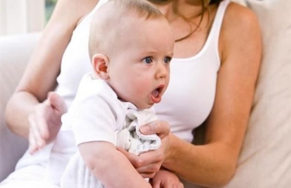 Trẻ sơ sinh bị đờm ở cổ họng lâu ngày không khỏi xử trí như thế nào?