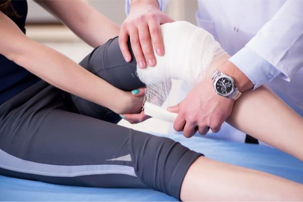 Tùy vào mức độ bệnh, bác sĩ có thể chỉ định bó bột hoặc phẫu thuật