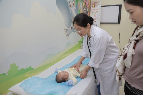 Nếu trẻ sơ sinh có các biểu hiện nghi ngờ nhiễm khuẩn đường ruột, ba mẹ hãy đưa bé đi thăm khám sớm với bác sĩ để có biện pháp xử trí kịp thời. 