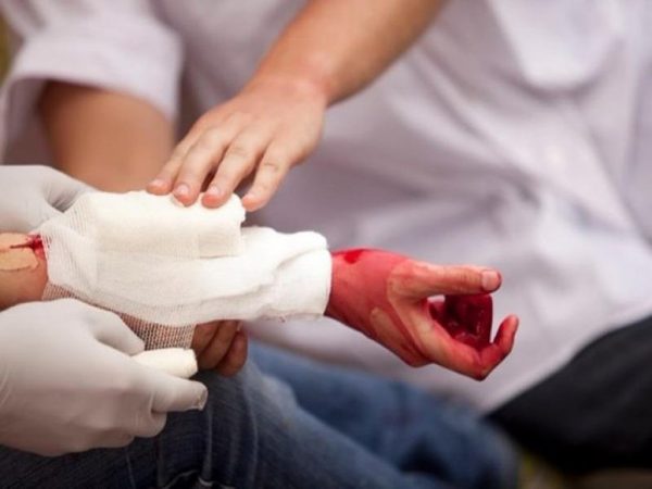 Cách cầm máu khi bị đứt tay sâu như thế nào