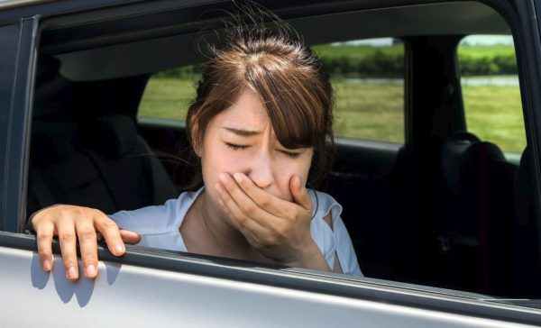 Say nắng hoặc say tàu xe cũng có thể dẫn đến triệu chứng đau đầu, chóng mặt, buồn nôn, mệt mỏi.
