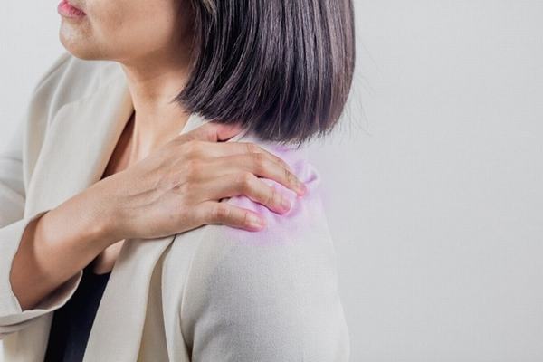 Chấn thương trong sinh hoạt, lao động, tai nạn cũng gây đau vai gáy