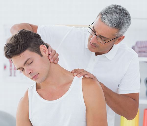 Tùy vào từng mức độ và nguyên nhân gây đau vai gáy, bác sĩ sẽ tư vấn phương pháp điều trị phù hợp