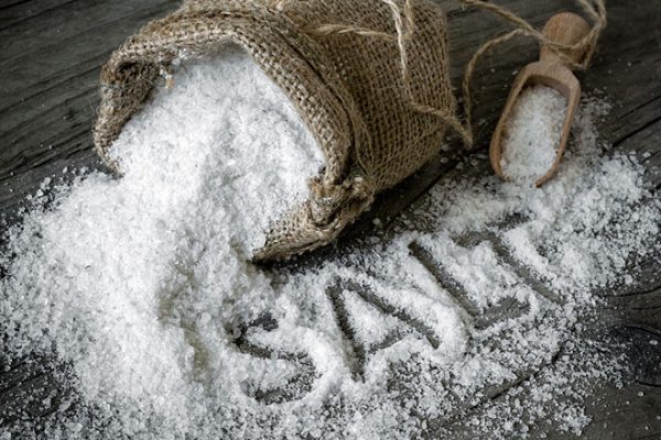 Ăn quá nhiều muối sẽ khiến cơ thể tích nước, khiến tay bị sưng phù và đau