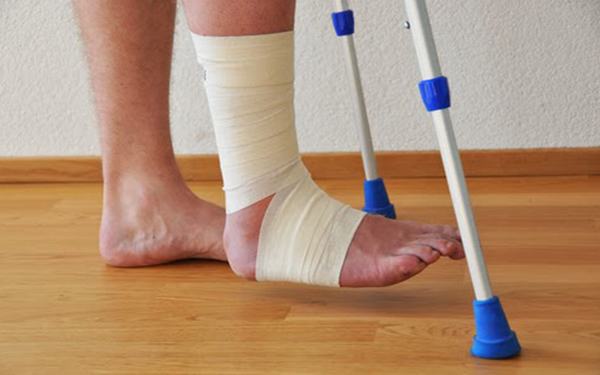 Người bệnh cần đi lại tập luyện nhẹ nhàng sau gãy, không nên nằm một chỗ quá lâu