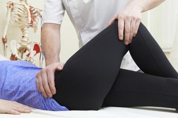 Khi có vấn đề ở khớp háng, người bệnh cần đi khám ngay