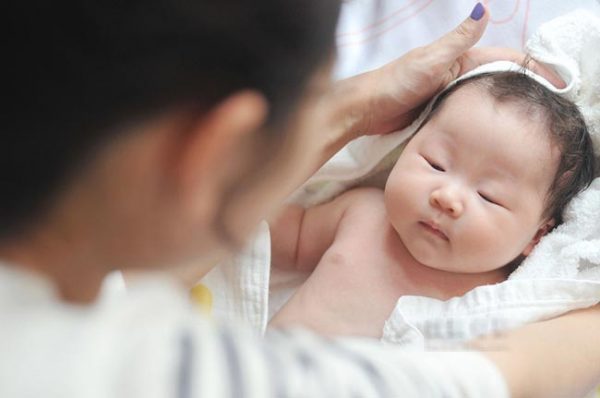 lau người bằng nước ấm khi trẻ bị sốt