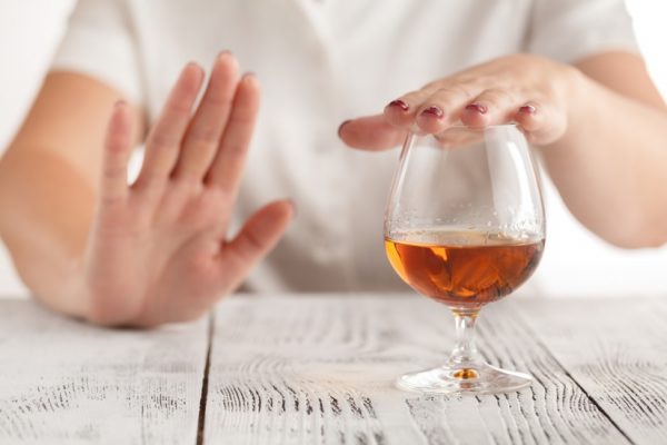 hạn chế uống rượu để tránh nhức đầu khi say rượu. 