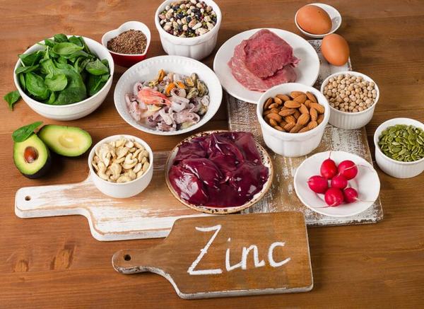Người bệnh sau gãy xương chậu nên ăn những thực phẩm giàu kẽm, canxi...