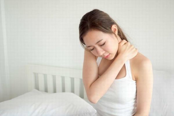 Trong thời gian mang thai, mẹ bầu thường hay bị đau mỏi vai gáy