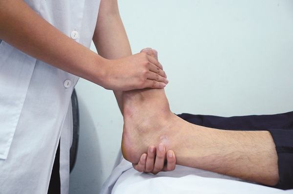 Cần tới bệnh viện để bác sĩ đưa ra phương pháp điều trị phù hợp