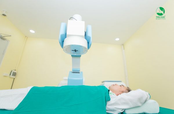 Bệnh nhân tán sỏi ngoài cơ thể tại bệnh viện Thu Cúc