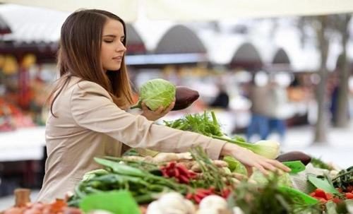 Lựa chọn thực phẩm an toàn là một trong những cách giúp phòng ngộ độc thực phẩm