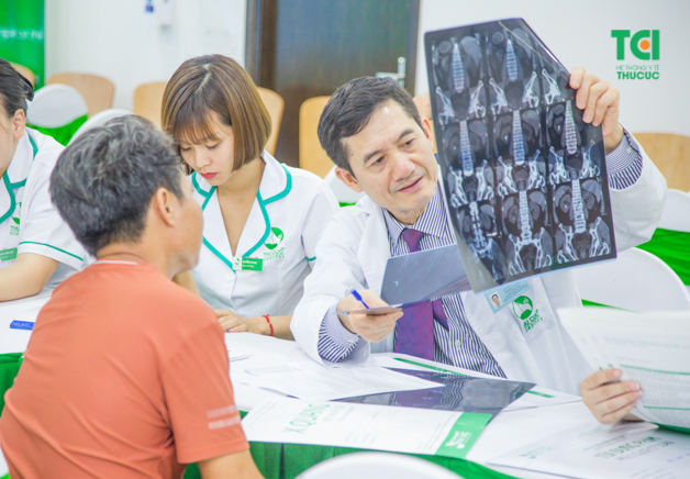 Thăm khám để được bác sĩ tư vấn biện pháp điều trị và phòng ngừa sỏi đường tiết niệu hiệu quả