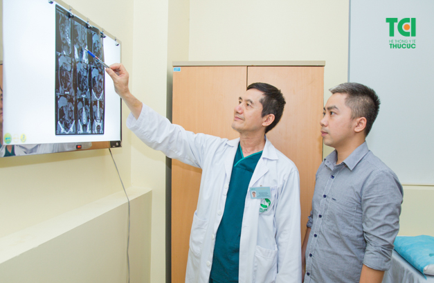 Thăm khám để được bác sĩ tư vấn biện pháp điều trị và phòng ngừa sỏi thận - tiết niệu