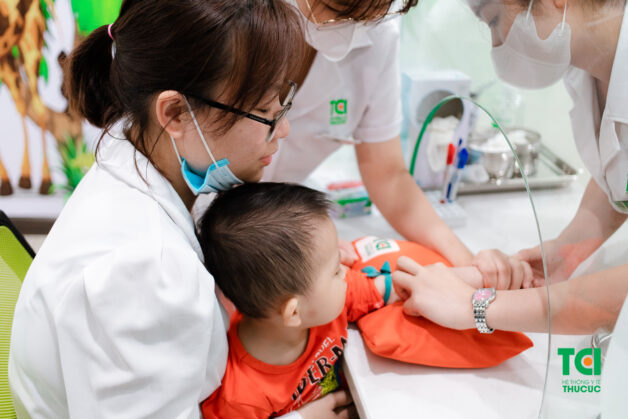 Lấy mẫu bệnh phẩm xét nghiệm công thức máu xác định biến chứng bệnh bạch hầu ở trẻ em