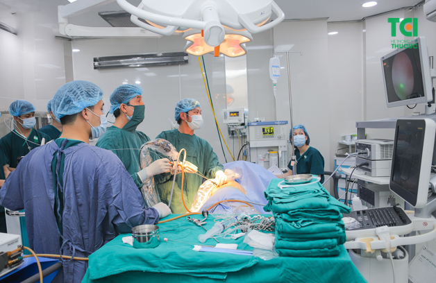 Bệnh nhân tán sỏi qua da tại bệnh viện Thu Cúc