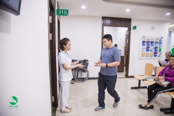 Để quá trình thăm khám của người bệnh được diễn ra thuận tiện và tiết kiệm thời gian nhất thì các điều dưỡng của Bệnh viện Thu Cúc sẽ luôn có mặt sẵn sàng như thế này để hướng dẫn và hỗ trợ người bệnh