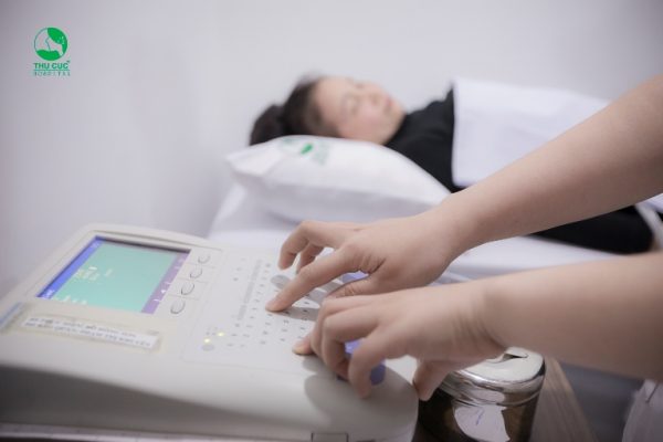 Điện tim đồ là phương pháp theo dõi hoạt động của tim, giúp chẩn đoán các bệnh lý tim mạch như: loạn nhịp tim, đau thắt ngực hay là bệnh van tim...