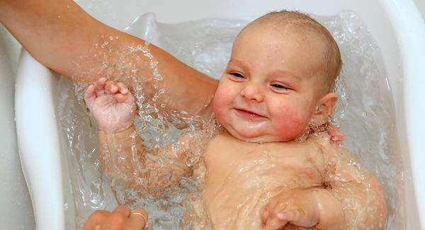 Để phòng bệnh viêm phổi cho bé khi tắm ba mẹ cần lưu ý tắm cho con đúng cách. (ảnh minh họa)