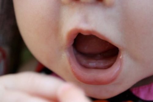 Mách mẹ cách chăm sóc trẻ sơ sinh mọc răng nanh | TCI Hospital