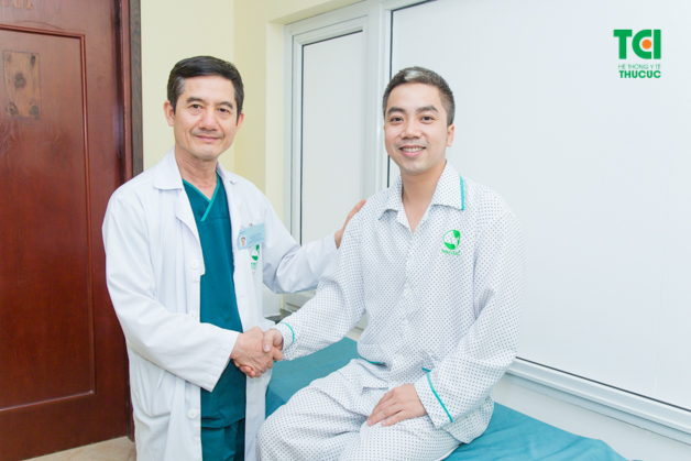 Bác sĩ CKII Phạm Huy Huyên (Phó Chủ tịch Hội Thận tiết niệu miền Bắc, Nguyên Trưởng khoa Ngoại - Bệnh viện Xanh Pôn) sẽ thăm khám và thực hiện tán sỏi công nghệ cao cho người bệnh.