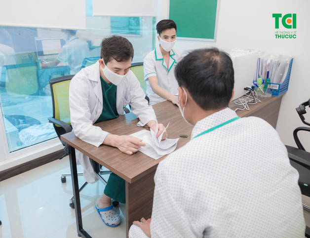 Sỏi thận có nên uống cà phê không. Cần thăm khám và điều trị sỏi với bác sĩ chuyên khoa càng sớm càng tốt vì chế độ ăn uống không thể làm tan sỏi