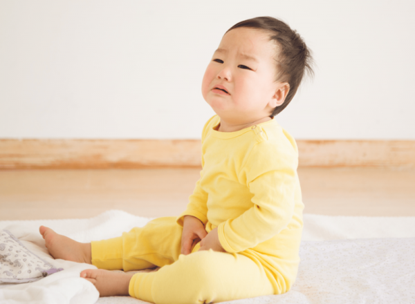 <em>Trẻ bị bí tiểu thường bứt rứt, khó chịu, quấy khóc khiến ba mẹ lo lắng. (ảnh minh họa)</em>