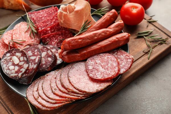 Kiêng ăn những thực phẩm chiên rán, nhiều dầu mỡ, chế biến sẵn khi bị gai cột sống