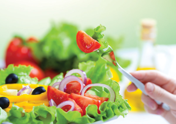 Người bị huyết áp cao nên ăn nhạt và tăng cường rau xanh, trái cây